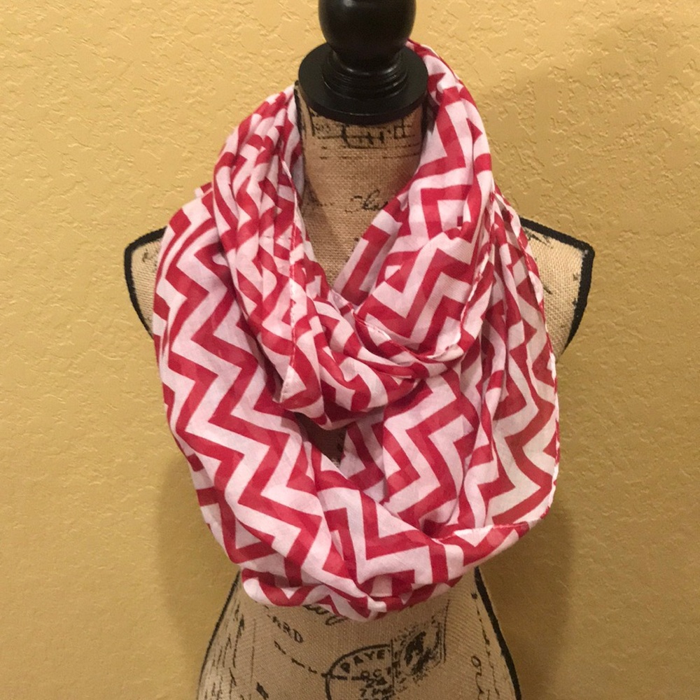 Infinity scarf with pink snd white chevrons | offer in description